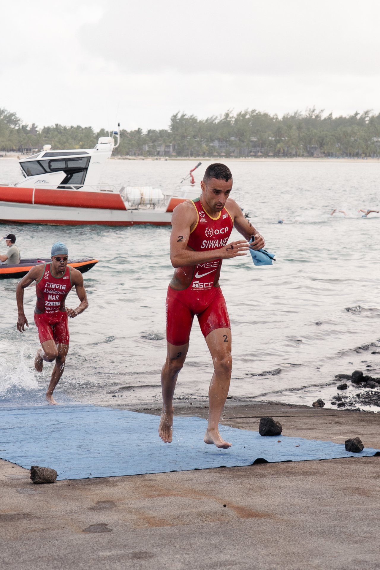 Badr Siwane sortie de l'eau en tete des Championnat d'Afrique de Triathlon Sprint Ile Maurice 2026