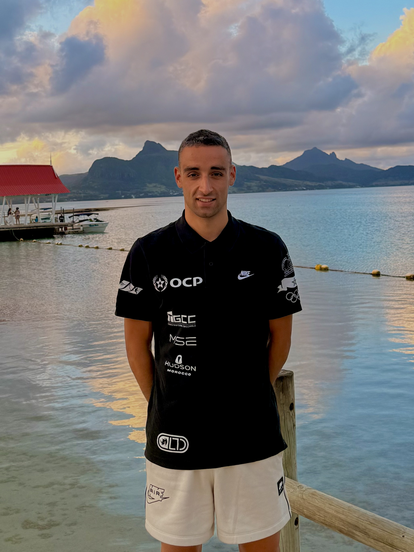Badr Siwane en Photo avec le Polo Nike et tout les sponsors qui l'accompagne