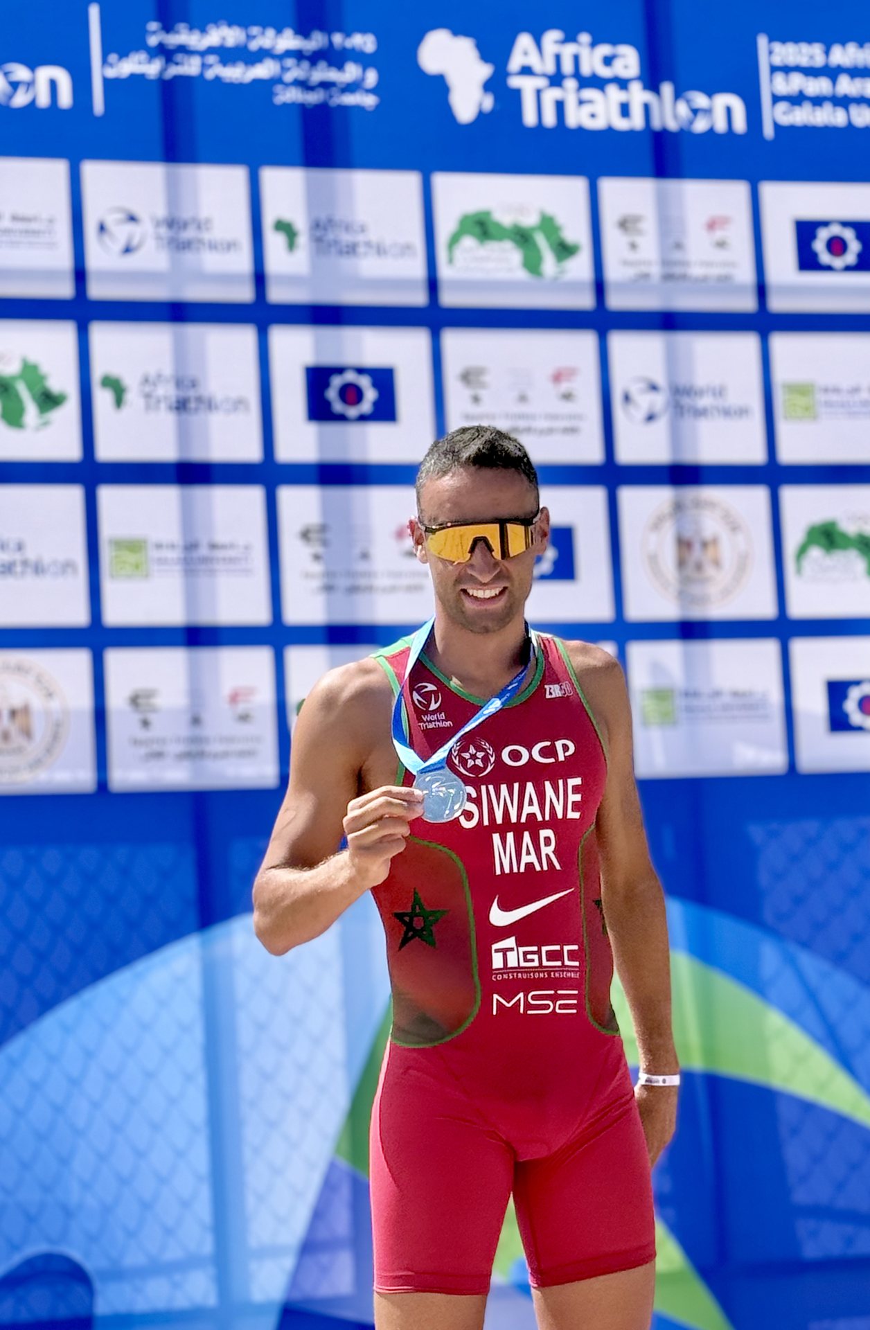 Badr Siwane sur le podium, médaille autour du cou